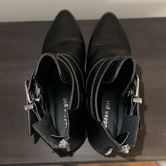 NEW Steve Madden Black Western Style Ankle Boot w. silver buckles point toe - Picture 8 of 9